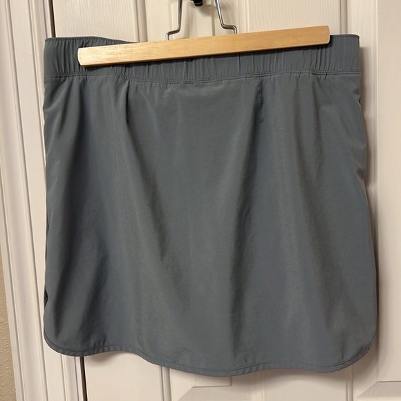Athleta gray skort with two zippered pockets. - Picture 4 of 6